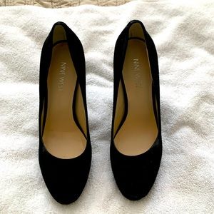 Black pumps